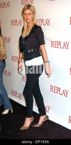 Apr 24, 2006 ; Celebrity Nicky Hilton au Brandon Davis et marque de vêtements italienne célèbre le replay Replay Los Angeles l'ouverture du magasin et lancement de la Brandon Davis Jean par Replay. L'événement s'est tenu au Club Falcon à Hollywood. Crédit obligatoire : Photo par Paul Fenton-KPA/ZUMA PRESS. (©) Copyright 2006 by Paul Fenton-KPA Banque D'Images