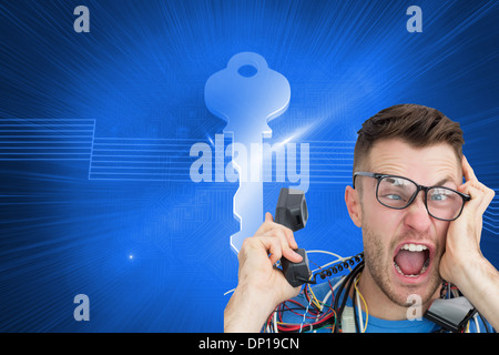 Image composite de l'ingénieur informatique frustrés hurler pendant un appel dans l'avant du cpu ouvert Banque D'Images