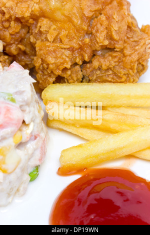 La salade de thon avec du poulet et pommes de terre frites. Banque D'Images