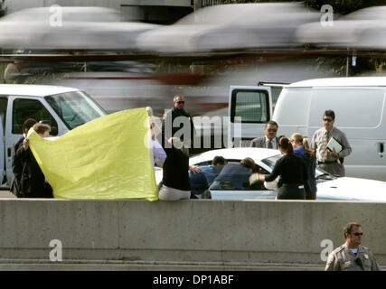 Apr 26, 2006 ; San Diego, CA, USA ; l'Homicide les enquêteurs et les techniciens de scène de crime se préparent à déposer le corps d'une femme, la victime d'un homicide trouvés à l'intérieur d'une Ford Mustang sur l'épaule de l'Interstate 8 en direction ouest entre l'hôtel Circle et Taylor Street. La victime a été trouvé à environ 5:45am ce matin lorsque le conducteur d'une dépanneuse de patrouille de l'autoroute a cessé d'offrir assi Banque D'Images