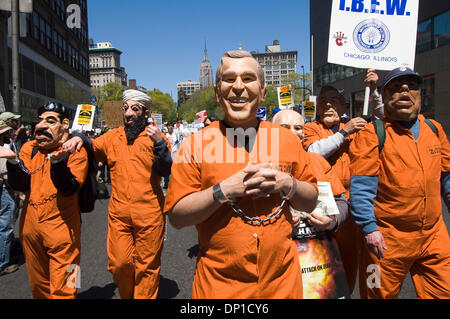 Apr 29, 2006 ; New York, NY, USA ; des manifestants anti-guerre marchant sur Broadway à New York un appel à sortir de l'Irag. Marche pour la paix, la justice et la démocratie le samedi 29 avril 2006 à Manhattan. La marche a débuté à la 22e Rue et Broadway à midi et passe sur Broadway, finition à Foley Square. 300 000 personnes ont participé les organisateurs estiment. Crédit obligatoire : Photo par Sal Banque D'Images