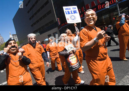 Apr 29, 2006 ; New York, NY, USA ; des manifestants anti-guerre marchant sur Broadway à New York un appel à sortir de l'Irag. Marche pour la paix, la justice et la démocratie le samedi 29 avril 2006 à Manhattan. La marche a débuté à la 22e Rue et Broadway à midi et passe sur Broadway, finition à Foley Square. 300 000 personnes ont participé les organisateurs estiment. Crédit obligatoire : Photo par Sal Banque D'Images