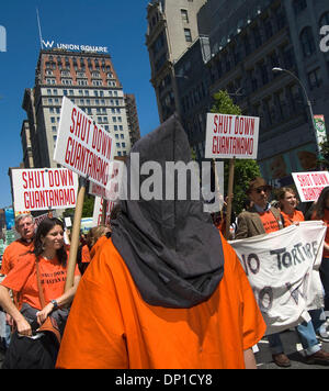 Apr 29, 2006 ; New York, NY, USA ; des manifestants anti-guerre marchant sur Broadway à New York un appel à sortir de l'Iraq. Marche pour la paix, la justice et la démocratie le samedi 29 avril 2006 à Manhattan. La marche a débuté à la 22e Rue et Broadway à midi et passe sur Broadway, finition à Foley Square. 300 000 personnes ont participé les organisateurs estiment. Crédit obligatoire : Photo par Sal Banque D'Images