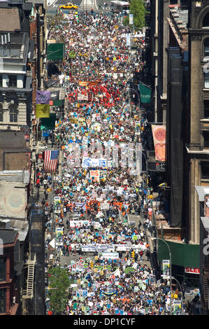 Apr 29, 2006 ; New York, NY, USA ; des manifestants anti-guerre marchant sur Broadway à New York un appel à sortir de l'Irag. Marche pour la paix, la justice et la démocratie le samedi 29 avril 2006 à Manhattan. La marche a débuté à la 22e Rue et Broadway à midi et passe sur Broadway, finition à Foley Square. 300 000 personnes ont participé les organisateurs estiment. Crédit obligatoire : Photo par Sal Banque D'Images