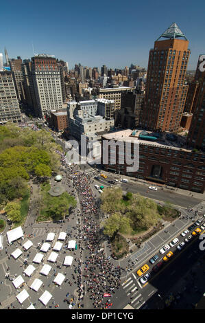 Apr 29, 2006 ; New York, NY, USA ; des manifestants anti-guerre marchant sur Broadway à New York un appel à sortir de l'Irag. Marche pour la paix, la justice et la démocratie le samedi 29 avril 2006 à Manhattan. La marche a débuté à la 22e Rue et Broadway à midi et passe sur Broadway, finition à Foley Square. 300 000 personnes ont participé les organisateurs estiment. Crédit obligatoire : Photo par Sal Banque D'Images