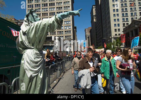 Apr 29, 2006 ; New York, NY, USA ; des manifestants anti-guerre marchant sur Broadway à New York un appel à sortir de l'Irag. Marche pour la paix, la justice et la démocratie le samedi 29 avril 2006 à Manhattan. La marche a débuté à la 22e Rue et Broadway à midi et passe sur Broadway, finition à Foley Square. 300 000 personnes ont participé les organisateurs estiment. Crédit obligatoire : Photo par Sal Banque D'Images