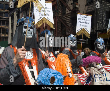 Apr 29, 2006 ; New York, NY, USA ; des manifestants anti-guerre marchant sur Broadway à New York un appel à sortir de l'Irag. Marche pour la paix, la justice et la démocratie le samedi 29 avril 2006 à Manhattan. La marche a débuté à la 22e Rue et Broadway à midi et passe sur Broadway, finition à Foley Square. 300 000 personnes ont participé les organisateurs estiment. Crédit obligatoire : Photo par Sal Banque D'Images