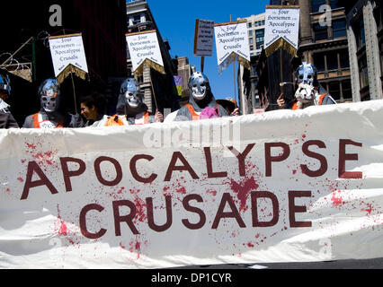 Apr 29, 2006 ; New York, NY, USA ; Apocalypse Crusade marche sur toy horses sur Broadway au cours de la Marche pour la paix, la justice et la démocratie le samedi 29 avril 2006 à Manhattan. La marche a débuté à la 22e Rue et Broadway à midi et passe sur Broadway, finition à Foley Square. 300 000 personnes ont participé les organisateurs estiment. Crédit obligatoire : Photo par Salem Krieger/ZUMA Banque D'Images