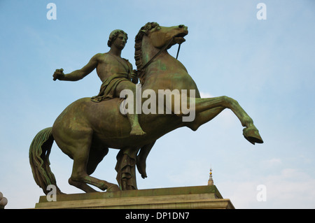 Statue équestre de la place Piazza Castello à l'avant du Palais Royal le palais royal le centre de Turin Piémont Italie Europe Banque D'Images