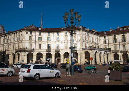 Des taxis à Piazza Vittorio Veneto square Turin ville région du Piémont en Italie du nord Europe Banque D'Images