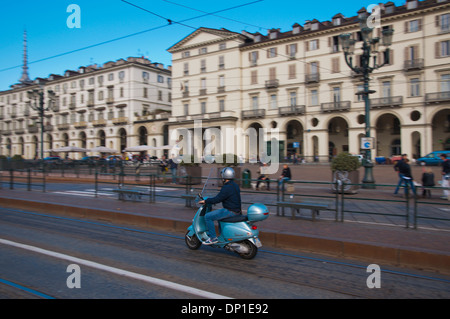 Mouvement panoramique tourné de scooter à la place Piazza Vittorio Veneto ville Turin Piémont Italie du nord Europe Banque D'Images