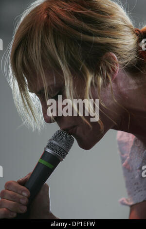 Apr 29, 2006 ; Indio, CA, USA ; Emily Haines de la bande "métrique" fonctionne à la Coachella Valley Music and Arts Festival crédit obligatoire : Photo par Crissy Pascual/SDU-T/ZUMA Press. (©) Copyright 2006 by SDU-T Banque D'Images