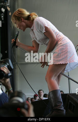 Apr 29, 2006 ; Indio, CA, USA ; Emily Haines de la bande "métrique" fonctionne à la Coachella Valley Music and Arts Festival crédit obligatoire : Photo par Crissy Pascual/SDU-T/ZUMA Press. (©) Copyright 2006 by SDU-T Banque D'Images