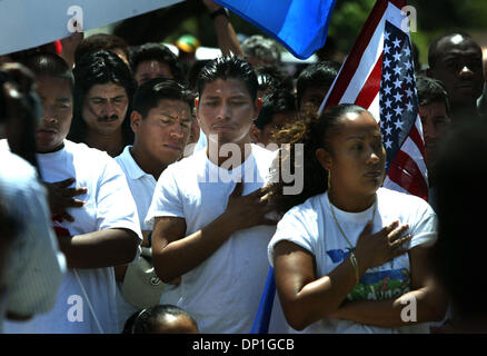 Mai 01, 2006 ; Ft. Pierce, FL, USA ; pendant la lecture de l'hymne national au Rotary Park, les immigrants participant à un rassemblement et pique-nique organisé par la Coalition d'Amérique latine de Ft. Pierce place la main sur le cœur. Crédit obligatoire : Photo par David Spencer/Palm Beach Post/ZUMA Press. (©) Copyright 2006 par Palm Beach Post Banque D'Images