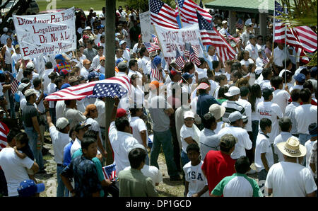 Mai 01, 2006 ; Ft. Pierce, FL, USA ; des centaines d'immigrants Treasure Coast est venu à un rassemblement et pique-nique organisé par la Coalition d'Amérique latine de Ft. Pierce au Rotary Park lundi. Crédit obligatoire : Photo par David Spencer/Palm Beach Post/ZUMA Press. (©) Copyright 2006 par Palm Beach Post Banque D'Images