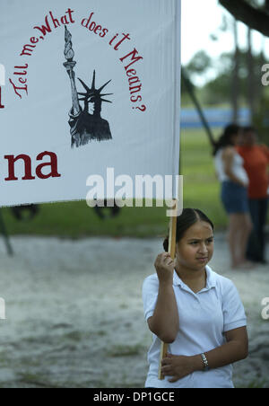 Mai 01, 2006 ; Ft. Pierce, FL, USA ; avec sa mère et son père, quatorze ans Lizzet Martinez de Indiantown sont venus appuyer immigrants locaux pendant un rassemblement et pique-nique organisé par la Coalition d'Amérique latine de Ft. Pierce au parc Rotary. Crédit obligatoire : Photo par David Spencer/Palm Beach Post/ZUMA Press. (©) Copyright 2006 par Palm Beach Post Banque D'Images