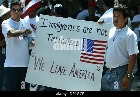 Mai 01, 2006 ; Ft. Pierce, FL, USA ; tenant une pancarte proclamant "Les immigrés ne sont pas des terroristes' et 'We Love America' sont résidents Walter Garcia Indiantown, droite et Santiago Perez. Les deux se sont joints à des centaines d'immigrants Treasure Coast lors d'un rassemblement et pique-nique organisé par la Coalition d'Amérique latine de Ft. Pierce au parc Rotary. Crédit obligatoire : Photo par David Spencer/Palm Beach Post/Z Banque D'Images