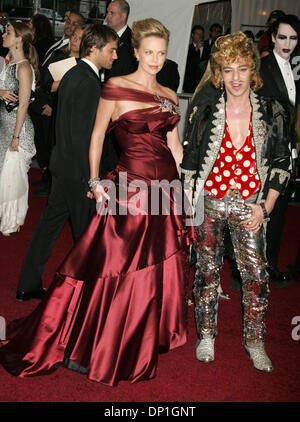 Mai 01, 2006 ; New York, NY, USA ; l'actrice Charlize Theron et le designer John Galliano à l'arrivée pour le Costume Institute Gala 'AngloMania:de la tradition et de la transgression dans la mode britannique' eu lieu au Metropolitan Museum of Art de crédit obligatoire : Photo par Nancy/Kaszerman ZUMA Press. (©) Copyright 2006 by Kaszerman Banque D'Images