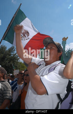 Mai 01, 2006 ; Austin, TX, USA ; environ 8 000 manifestants se sont réunis à la Texas State Capitol lors d'une "journée sans immigrés" à Austin, TX. Crédit obligatoire : Photo de Peter Silva/ZUMA Press. (©) Copyright 2006 by Peter Silva Banque D'Images