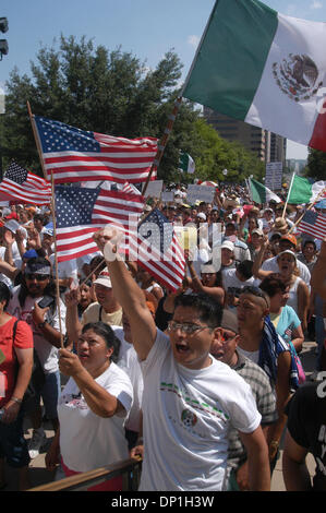 Mai 01, 2006 ; Austin, TX, USA ; environ 8 000 manifestants se sont réunis à la Texas State Capitol lors d'une "journée sans immigrés" à Austin, TX. Crédit obligatoire : Photo de Peter Silva/ZUMA Press. (©) Copyright 2006 by Peter Silva Banque D'Images