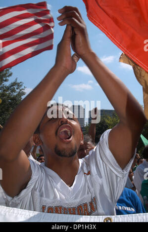 Mai 01, 2006 ; Austin, TX, USA ; environ 8 000 manifestants se sont réunis à la Texas State Capitol lors d'une "journée sans immigrés" à Austin, TX. Crédit obligatoire : Photo de Peter Silva/ZUMA Press. (©) Copyright 2006 by Peter Silva Banque D'Images