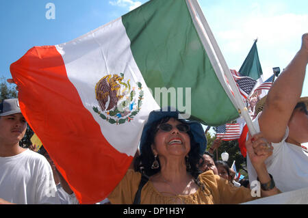 Mai 01, 2006 ; Austin, TX, USA ; environ 8 000 manifestants se sont réunis à la Texas State Capitol lors d'une "journée sans immigrés" à Austin, TX. Crédit obligatoire : Photo de Peter Silva/ZUMA Press. (©) Copyright 2006 by Peter Silva Banque D'Images