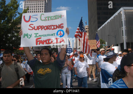 Mai 01, 2006 ; Austin, TX, USA ; environ 8 000 manifestants se sont réunis à la Texas State Capitol lors d'une "journée sans immigrés" à Austin, TX. Crédit obligatoire : Photo de Peter Silva/ZUMA Press. (©) Copyright 2006 by Peter Silva Banque D'Images