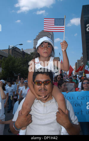 Mai 01, 2006 ; Austin, TX, USA ; environ 8 000 manifestants se sont réunis à la Texas State Capitol lors d'une "journée sans immigrés" à Austin, TX. Crédit obligatoire : Photo de Peter Silva/ZUMA Press. (©) Copyright 2006 by Peter Silva Banque D'Images