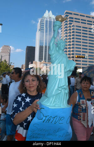 Mai 01, 2006 ; Austin, TX, USA ; environ 8 000 manifestants se sont réunis à la Texas State Capitol lors d'une "journée sans immigrés" à Austin, TX. Crédit obligatoire : Photo de Peter Silva/ZUMA Press. (©) Copyright 2006 by Peter Silva Banque D'Images