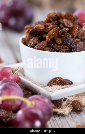 Les raisins et les raisins sur fond de bois Banque D'Images