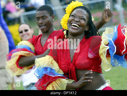 Le 03 mai, 2006 ; West Palm Beach, FL, USA ; le plus grand de la Floride la musique, l'art et waterfront festival, Sunfest a tenu sa partie 'All-Access' mercredi dans le centre-ville de West Palm Beach. Kool & The Gang effectuée dans la soirée. Ici, Latasha Strawder (droite) et Marcus Pough (centre) de Miami dance avec équipement additionnel Mona (à gauche, du Michigan) à la musique de la chaleur de l'île. Crédit obligatoire : Photo par Br Banque D'Images