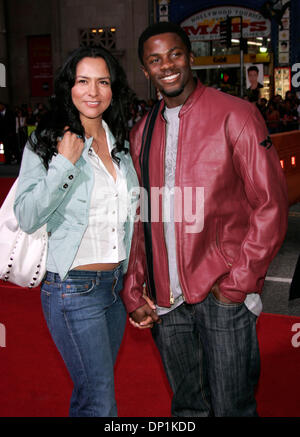 4 mai 2006, Hollywood, Californie, USA ; acteur DEREK LUKE & femme SOPHIA au Los Angeles de dépistage du ventilateur 'Mission Impossible 3' qui s'est tenue au Théâtre Chinois. Crédit obligatoire : Photo de Lisa O'Connor/ZUMA Press. (©) Copyright 2006 by Lisa O'Connor Banque D'Images