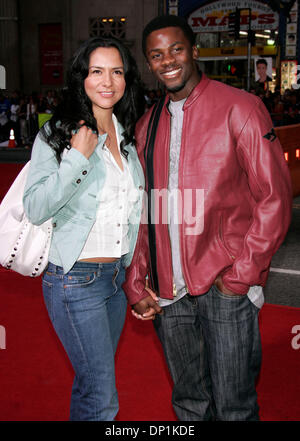 4 mai 2006, Hollywood, Californie, USA ; acteur DEREK LUKE & femme SOPHIA au Los Angeles de dépistage du ventilateur 'Mission Impossible 3' qui s'est tenue au Théâtre Chinois. Crédit obligatoire : Photo de Lisa O'Connor/ZUMA Press. (©) Copyright 2006 by Lisa O'Connor Banque D'Images