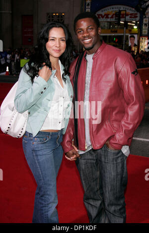 4 mai 2006, Hollywood, Californie, USA ; acteur DEREK LUKE & femme SOPHIA au Los Angeles de dépistage du ventilateur 'Mission Impossible 3' qui s'est tenue au Théâtre Chinois. Crédit obligatoire : Photo de Lisa O'Connor/ZUMA Press. (©) Copyright 2006 by Lisa O'Connor Banque D'Images