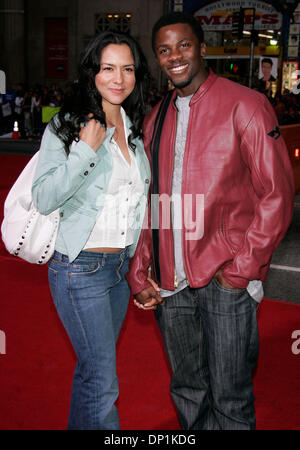 4 mai 2006, Hollywood, Californie, USA ; acteur DEREK LUKE & femme SOPHIA au Los Angeles de dépistage du ventilateur 'Mission Impossible 3' qui s'est tenue au Théâtre Chinois. Crédit obligatoire : Photo de Lisa O'Connor/ZUMA Press. (©) Copyright 2006 by Lisa O'Connor Banque D'Images