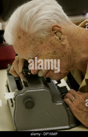 Mai 04, 2006 ; Vista, CA, USA ; JOHN LYNN utilisé une loupe comme il a vérifié sur ses cartes de correspondance qu'il a fait sur un écrivain en braille, au San Diego Centre pour aveugles dans la région de Vista, jeudi. Crédit obligatoire : Photo par Dan Trevan/SDU-T/ZUMA Press. (©) Copyright 2006 by SDU-T Banque D'Images