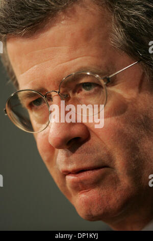 05 mai 2006, à San Diego, CA, USA ; l'ambassadeur de France aux États-Unis JEAN-DAVID LEVITTE traite du San Diego Union-Tribune Conseil de rédaction. Crédit obligatoire : Photo par John R. McCutchen/SDU-T/ZUMA Press. (©) Copyright 2006 by SDU-T Banque D'Images