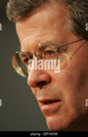 05 mai 2006, à San Diego, CA, USA ; l'ambassadeur de France aux États-Unis JEAN-DAVID LEVITTE traite du San Diego Union-Tribune Conseil de rédaction. Crédit obligatoire : Photo par John R. McCutchen/SDU-T/ZUMA Press. (©) Copyright 2006 by SDU-T Banque D'Images