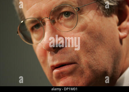 05 mai 2006, à San Diego, CA, USA ; l'ambassadeur de France aux États-Unis JEAN-DAVID LEVITTE traite du San Diego Union-Tribune Conseil de rédaction. Crédit obligatoire : Photo par John R. McCutchen/SDU-T/ZUMA Press. (©) Copyright 2006 by SDU-T Banque D'Images