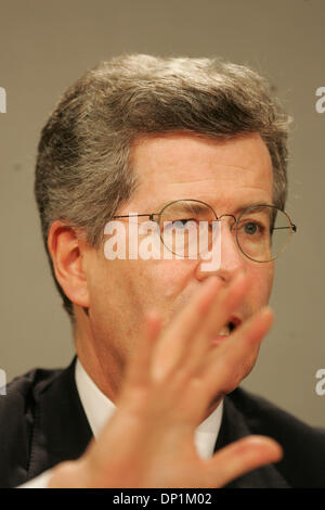 05 mai 2006, à San Diego, CA, USA ; l'ambassadeur de France aux États-Unis JEAN-DAVID LEVITTE traite du San Diego Union-Tribune Conseil de rédaction. Crédit obligatoire : Photo par John R. McCutchen/SDU-T/ZUMA Press. (©) Copyright 2006 by SDU-T Banque D'Images