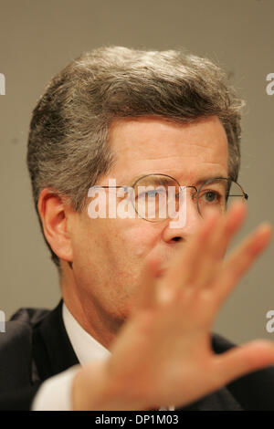 05 mai 2006, à San Diego, CA, USA ; l'ambassadeur de France aux États-Unis JEAN-DAVID LEVITTE traite du San Diego Union-Tribune Conseil de rédaction. Crédit obligatoire : Photo par John R. McCutchen/SDU-T/ZUMA Press. (©) Copyright 2006 by SDU-T Banque D'Images