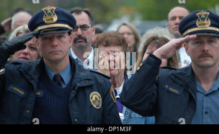 May 05, 2006 ; Saint Paul, MN, USA ; Drapeau sera abaissé à l'avant du siège de la police de Saint Paul pour marquer le premier anniversaire de la mort du Sgt. Gerald Vick, tué l'année dernière, dans une ruelle latérale est d'infiltration tout en travaillant. Crédit obligatoire : Photo de Richard Sennott/Minneapolis Star T/ZUMA Press. (©) Copyright 2006 par Minneapolis Star T Banque D'Images