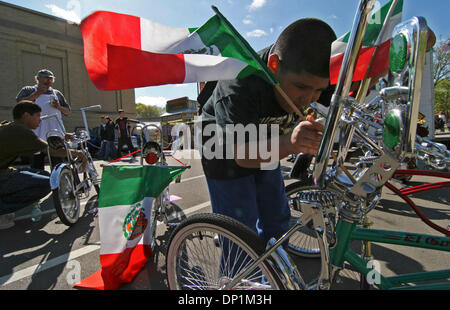 May 05, 2006 ; Saint Paul, MN, USA ; Miguel Garibay ( à droite) 8,ans, et Alejandro Navarro, arrière/gauche, deux membres d'une nouvelle personne 4 club de vélo personnalisé 'Los soldats" ( les deux autres membres sont leurs frères) préparé leurs vélos pour l'affichage le long de Cesar Chavez crédit obligatoire Av : Photo de Tom Sweeney/Minneapolis Star T/ZUMA Press. (©) Copyright 2006 par Minneapolis Star T Banque D'Images