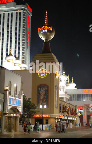 Mai 06, 2006, Atlantic City, NJ, USA ; Atlantic City est toujours sous tension, avec des attractions telles que le Hard Rock Café situé sur la promenade d'Atlantic City, NJ, le 6 mai 2006. Crédit obligatoire : Photo par Tina Fultz/ZUMA Press. (©) Copyright 2006 par Tina Fultz Banque D'Images