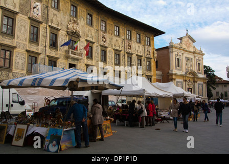 Les étals de marché en face du Palazzo dei Cavalieri les chevaliers Palace Piazza dei Cavalieri les chevaliers Square, vieille ville de Pise, Italie Banque D'Images