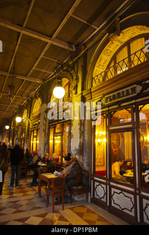 Caffe Florian extérieur café Piazza San Marco la place Saint Marc Venise la Vénétie Italie Europe Banque D'Images