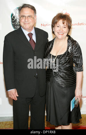 07 mai, 2006 ; Los Angeles, CA, USA ; l'actrice BELITA POSÉE EST MORENO et son mari à la National Kidney Foundation's 27th Annual Gala 2006 Don de vie à Beverly Hills, CA, le 7 mai 2006. Crédit obligatoire : Photo par J.P. Yim/ZUMA Press. (©) Copyright 2006 par J. P. Yim Banque D'Images