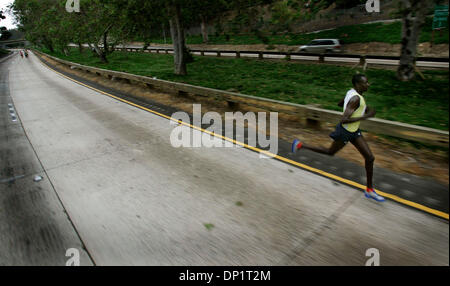 07 mai, 2006 ; San Diego, CA, USA ; HENRY KIPCHIRCHIR, 22, de Tucson (Arizona) chefs sur la Highway 163 avec une avance confortable dans la 18e course Union-Tribune 8K pour l'alphabétisation. KIPCHIRCHIR facilement remporté la course avec un temps de 23 minutes et 5 secondes, 25 secondes d'avance sur la deuxième place IBRAHIM Limousine. Crédit obligatoire : Photo par Howard Lipin/SDU-T/ZUMA Press. (©) Copyright 2 Banque D'Images