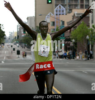 07 mai, 2006 ; San Diego, CA, USA ; HENRY KIPCHIRCHIR, 22, de Tucson (Arizona) franchit la ligne d'arrivée sur G Street pour gagner la 18e Union-Tribune 8K Race pour l'alphabétisation avec un temps de 23 minutes et cinq secondes. Crédit obligatoire : Photo par Howard Lipin/SDU-T/ZUMA Press. (©) Copyright 2006 by SDU-T Banque D'Images