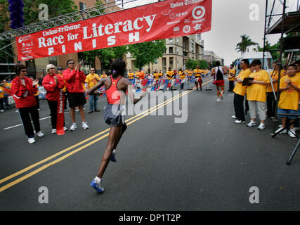 07 mai, 2006 ; San Diego, CA, USA ; JEMIMA JELAGAT, 21, de Tucson (Arizona) juste avant qu'elle traverse la ligne d'arrivée sur G Street pour gagner womanÕs dans la 18e division Union-Tribune 8K Race pour l'alphabétisation avec un temps de 25 minutes et 26 secondes. Crédit obligatoire : Photo par Howard Lipin/SDU-T/ZUMA Press. (©) Copyright 2006 by SDU-T Banque D'Images